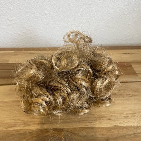 Tony of Beverly Additions Shift clip pouf Malibu blonde wig extension - Picture 4 of 5